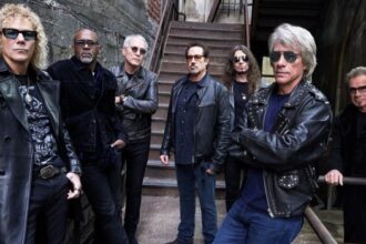 Ο Jon Bon Jovi στη σκηνή ανακοινώνοντας τη νέα περιοδεία των Bon Jovi για το 2026