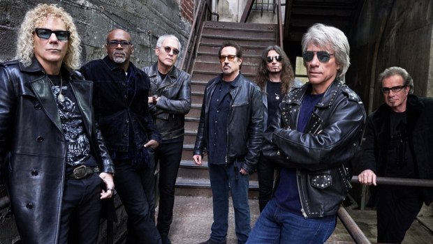 Ο Jon Bon Jovi στη σκηνή ανακοινώνοντας τη νέα περιοδεία των Bon Jovi για το 2026