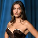 Hailey Bieber χαμογελά σε συνέντευξή της στο podcast “In Your Dreams” μιλώντας για τα σχόλια ότι μοιάζει με τρανς γυναίκα