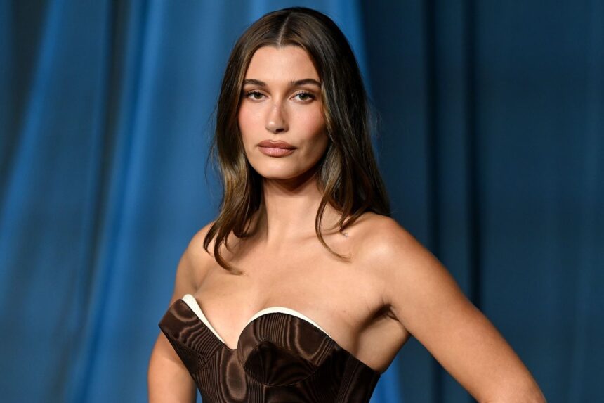 Hailey Bieber χαμογελά σε συνέντευξή της στο podcast “In Your Dreams” μιλώντας για τα σχόλια ότι μοιάζει με τρανς γυναίκα