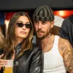 Hailey Bieber και Justin Bieber αγκαλιάζονται στα γήπεδα του Los Angeles