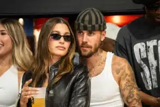 Hailey Bieber και Justin Bieber αγκαλιάζονται στα γήπεδα του Los Angeles