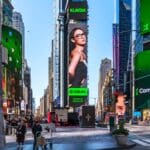 Klavdia στην Times Square ως πρέσβειρα της καμπάνιας Equal του Spotify