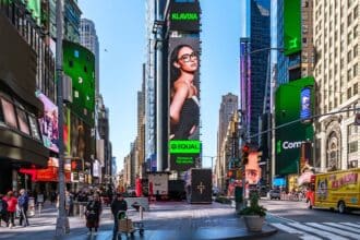 Klavdia στην Times Square ως πρέσβειρα της καμπάνιας Equal του Spotify