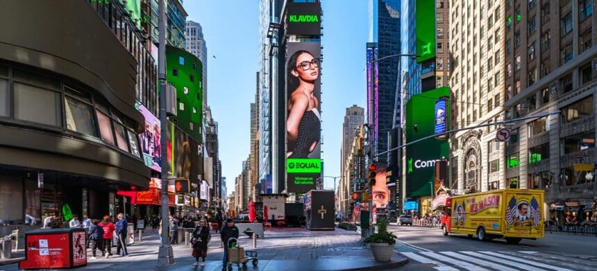 Klavdia στην Times Square ως πρέσβειρα της καμπάνιας Equal του Spotify