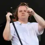 Lewis Capaldi στο στούντιο ηχογράφησης, χαμογελώντας