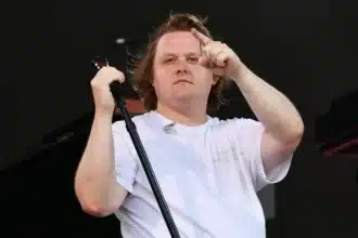 Lewis Capaldi στο στούντιο ηχογράφησης, χαμογελώντας