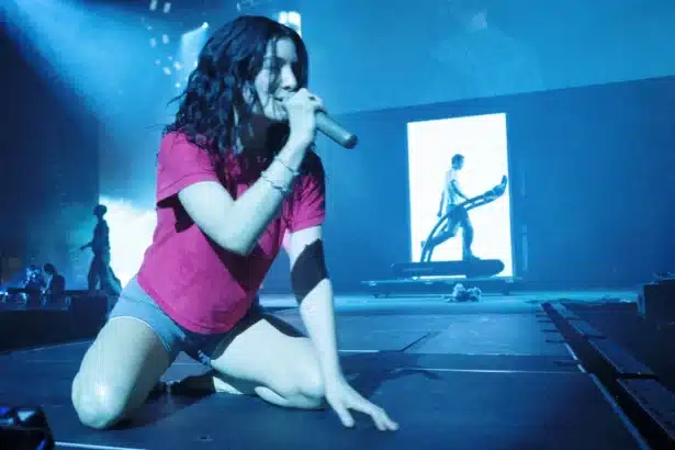 Η Lorde χαμογελά στη σκηνή της περιοδείας Ultrasound ανακοινώνοντας ότι νέο άλμπουμ έρχεται σύντομα