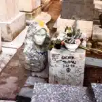 Η προτομή του Jim Morrison στο Père Lachaise στο Παρίσι μετά την ανεύρεσή της