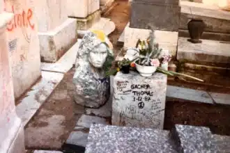 Η προτομή του Jim Morrison στο Père Lachaise στο Παρίσι μετά την ανεύρεσή της