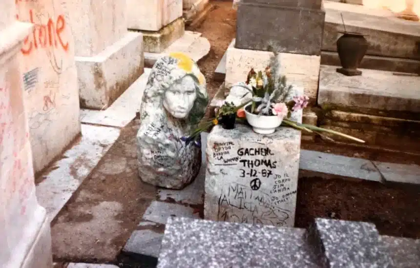 Η προτομή του Jim Morrison στο Père Lachaise στο Παρίσι μετά την ανεύρεσή της
