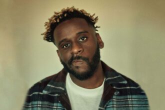 «Myles Smith τραγουδά το Nice to Meet You στο reunion του Love Is Blind στο Netflix»