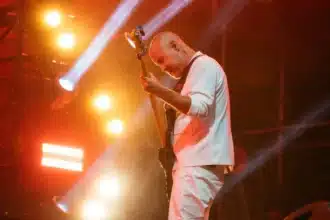 Sam Rivers των Limp Bizkit επί σκηνής σε συναυλία