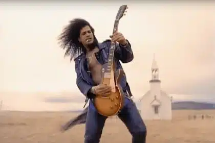 Slash με κιθάρα Les Paul παίζει το Sweet Child O’ Mine ζωντανά