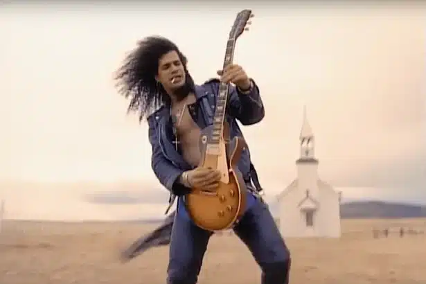 Slash με κιθάρα Les Paul παίζει το Sweet Child O’ Mine ζωντανά