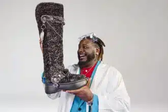 T-Pain κρατά τις Unfurgettable Leopard Boots από την Crocs