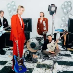 Οι 5 Seconds of Summer ποζάρουν για το εξώφυλλο του άλμπουμ “Everyone’s A Star!” με φωτεινό pop ύφος