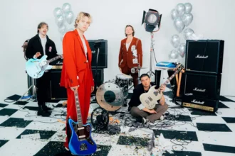 Οι 5 Seconds of Summer ποζάρουν για το εξώφυλλο του άλμπουμ “Everyone’s A Star!” με φωτεινό pop ύφος