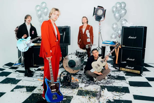 Οι 5 Seconds of Summer ποζάρουν για το εξώφυλλο του άλμπουμ “Everyone’s A Star!” με φωτεινό pop ύφος