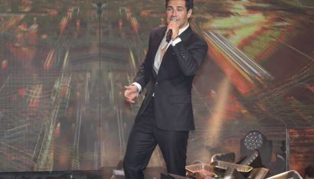 Ο Πέτρος Ιακωβίδης συγκινημένος μιλά για τη μουσική και τους θαυμαστές του