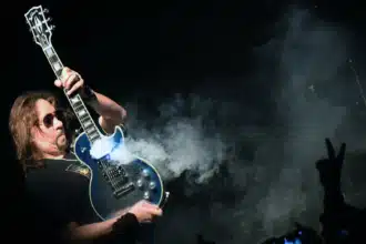 Η θρυλική “Smoker” κιθάρα του Ace Frehley από την Farewell Tour των Kiss – Gibson Les Paul με καπνό και φως
