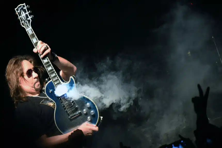 Η θρυλική “Smoker” κιθάρα του Ace Frehley από την Farewell Tour των Kiss – Gibson Les Paul με καπνό και φως