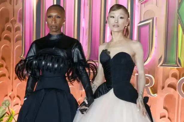 Η Ariana Grande κρατά το χέρι της Cynthia Erivo στην πρεμιέρα του Wicked, δείχνοντας τη φιλία και τη χημεία τους