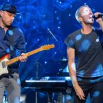 Chris Martin και Jonny Buckland των Coldplay ανακοινώνουν φιλανθρωπικό χριστουγεννιάτικο live στο Λονδίνο για τις Crisis και War Child