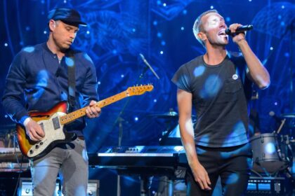 Chris Martin και Jonny Buckland των Coldplay ανακοινώνουν φιλανθρωπικό χριστουγεννιάτικο live στο Λονδίνο για τις Crisis και War Child