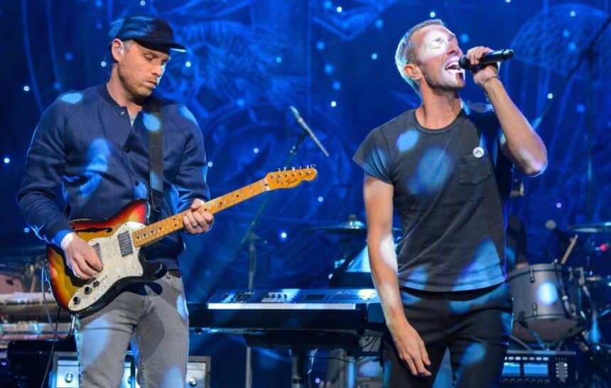 Chris Martin και Jonny Buckland των Coldplay ανακοινώνουν φιλανθρωπικό χριστουγεννιάτικο live στο Λονδίνο για τις Crisis και War Child