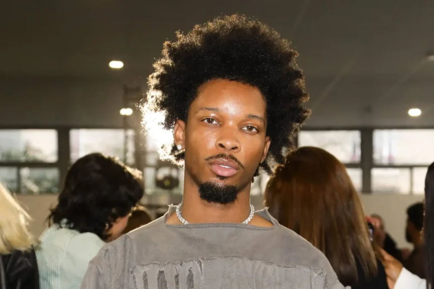 Ο D4vd σε φωτογράφιση στο Παρίσι – στο επίκεντρο έρευνας για τον θάνατο 14χρονης στο Tesla του