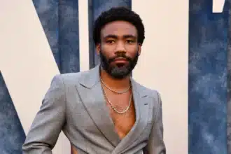 Donald Glover στη σκηνή του Camp Flog Gnaw μιλά για το εγκεφαλικό του 2024