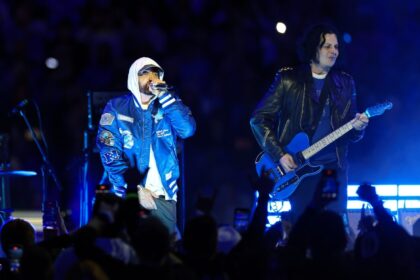 Eminem kai Jack White sto NFL Halftime Show sto Detroit