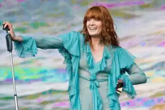 Florence + The Machine – “Everybody Scream” στο Νο. 1: Μια μουσική επιστροφή που ξεπερνά κάθε προσδοκία