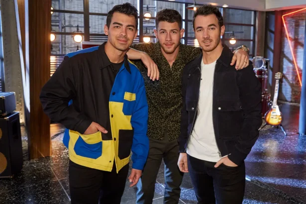 Jonas Brothers live εμφάνιση στη σκηνή