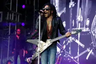 Lenny Kravitz στη συναυλία του στο Μπρισμπέιν – viral στιγμιότυπο με θαυμάστρια και dreadlocks