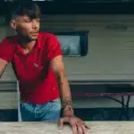 Ο Louis Tomlinson στο στούντιο κατά την ηχογράφηση του “Palaces”, του νέου του pop single