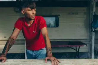 Ο Louis Tomlinson στο στούντιο κατά την ηχογράφηση του “Palaces”, του νέου του pop single