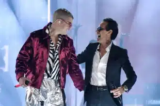 Marc Anthony και Bad Bunny στη σκηνή στα Latin Grammy, λίγο πριν το Super Bowl LX