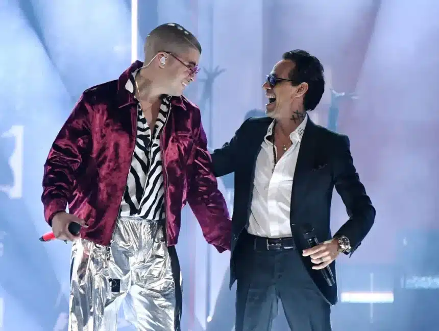Marc Anthony και Bad Bunny στη σκηνή στα Latin Grammy, λίγο πριν το Super Bowl LX