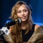 Miley Cyrus γιορτάζει τα γενέθλιά της με φίλους σε ασπρόμαυρες φωτογραφίες