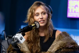 Miley Cyrus γιορτάζει τα γενέθλιά της με φίλους σε ασπρόμαυρες φωτογραφίες