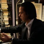 Nick Cave περιηγείται στην ψηφιακή εκδοχή της έκθεσης Stranger Than Kindness με προβολές και αντικείμενα