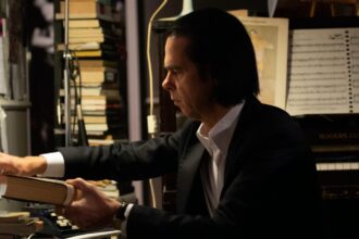 Nick Cave περιηγείται στην ψηφιακή εκδοχή της έκθεσης Stranger Than Kindness με προβολές και αντικείμενα