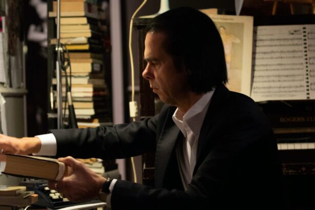Nick Cave περιηγείται στην ψηφιακή εκδοχή της έκθεσης Stranger Than Kindness με προβολές και αντικείμενα