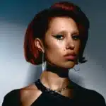 Η RAYE χαμογελά σε συνέντευξη αποκαλύπτοντας ότι άφησε τα πάρτι για την πεζοπορία και τη φροντίδα της φωνής της