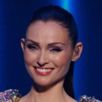 Sophie Ellis-Bextor στο music video “Christmas Time” με γιορτινό σκηνικό