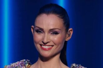 Sophie Ellis-Bextor στο music video “Christmas Time” με γιορτινό σκηνικό