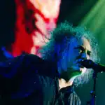 Ο Robert Smith των The Cure σε σκηνή από το concert film “The Show of a Lost World”