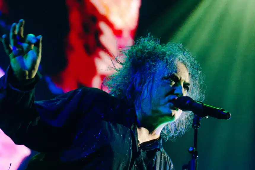 Ο Robert Smith των The Cure σε σκηνή από το concert film “The Show of a Lost World”